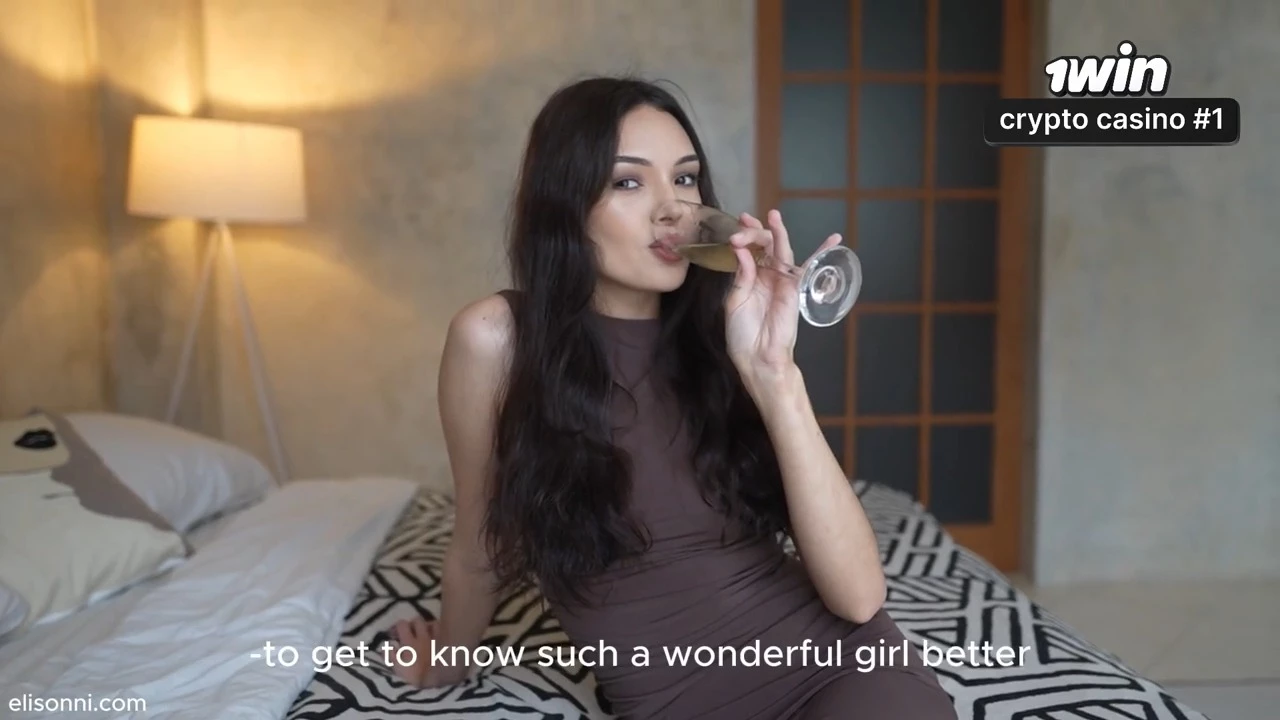 Выпившая знойная красотка: трусики сдали позиции! 🍸🩲